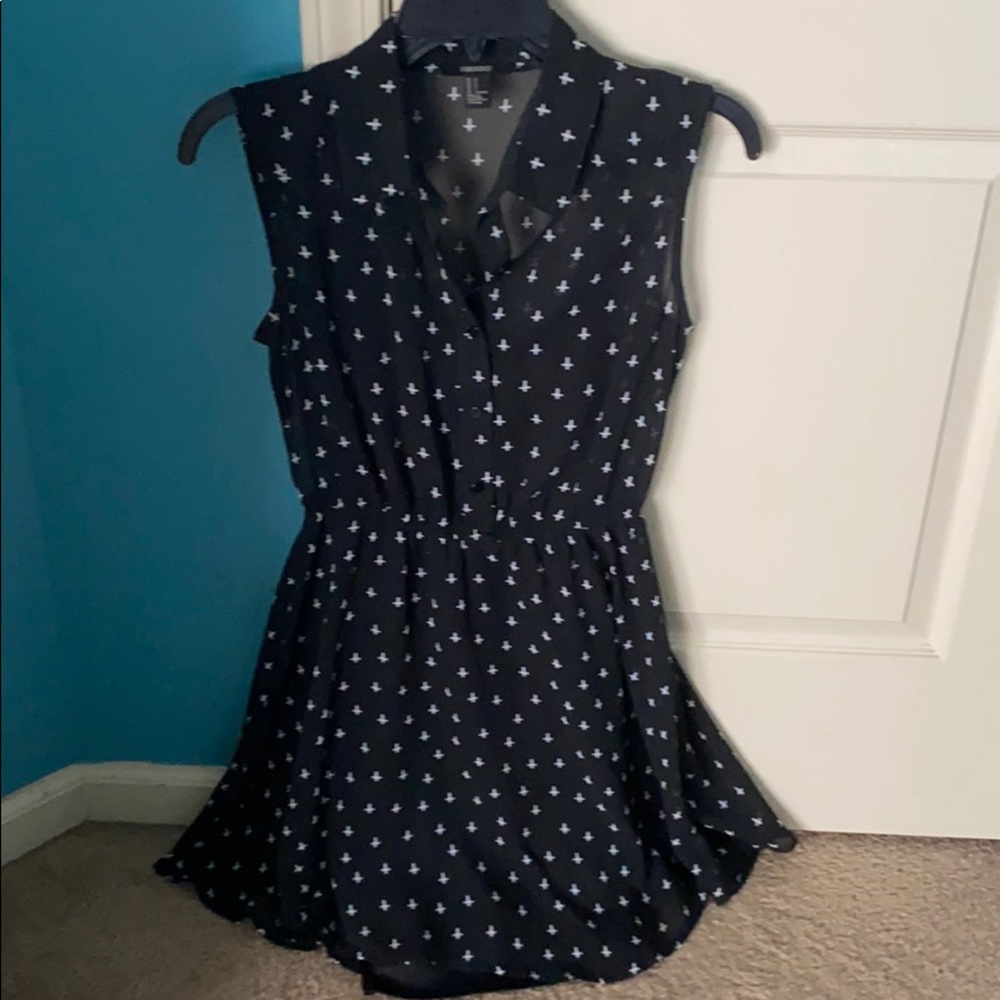Sleeveless white cross patterned black dress